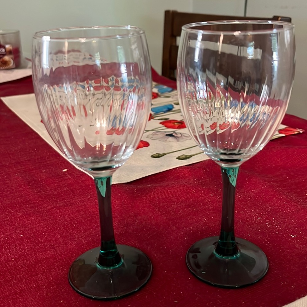 4 wine glasses with green stem